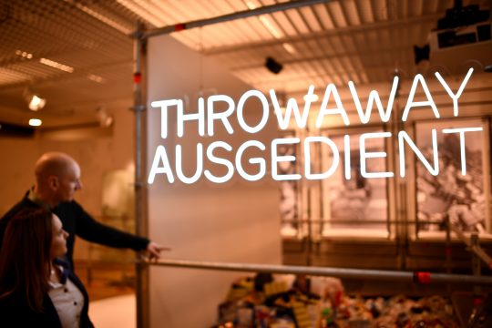 Ausstellung "Ausgedient. Die Geschichte der modernen Wegwerfgesellschaft" im Haus der Europäischen Geschichte (Bild: © House of European History / Ypunto Ending, S.L. 2022)