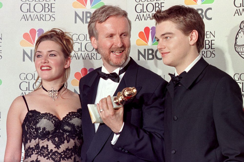 Regisseur James Cameron mit Kate Winslet und Leonardo DiCaprio bei den Golden Globes 1998 (Bild: Hal Garb/AFP)
