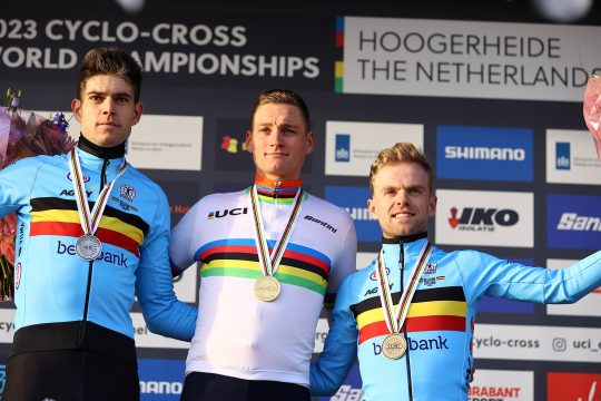 Wout van Aert, Mathieu Van Der Poel und Eli Iserbyt (vlnr) auf dem Podium in Hoogerheide (Bild: David Pintens/Belga)