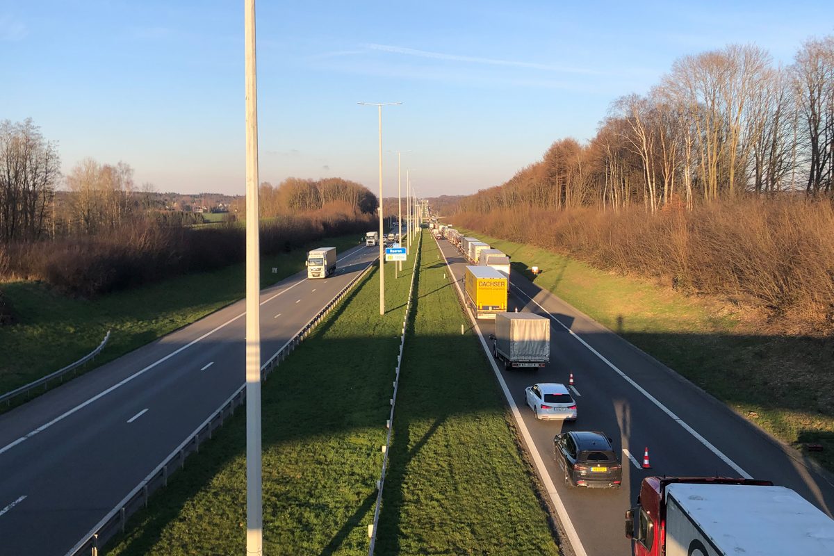 LKW Fährt Auf Stauende: Ein Toter Bei Unfall Auf Der A44 - BRF Nachrichten