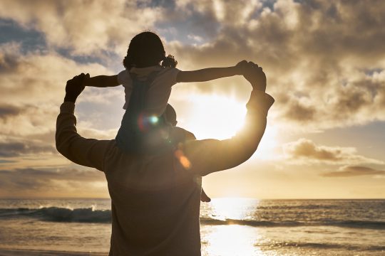 Vater und Kind beim Urlaub auf Hawaii