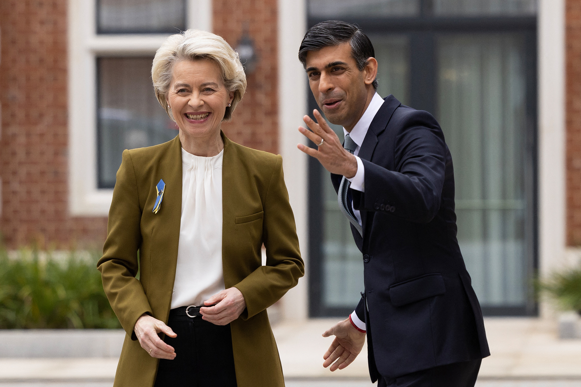 Der britische Premierminister Rishi Sunak begrüßt die Chefin der Europäischen Kommission, Ursula von der Leyen, bei ihrer Ankunft im Fairmont Hotel in Windsor (Bild: Dan Kitwood/Pool/AFP)