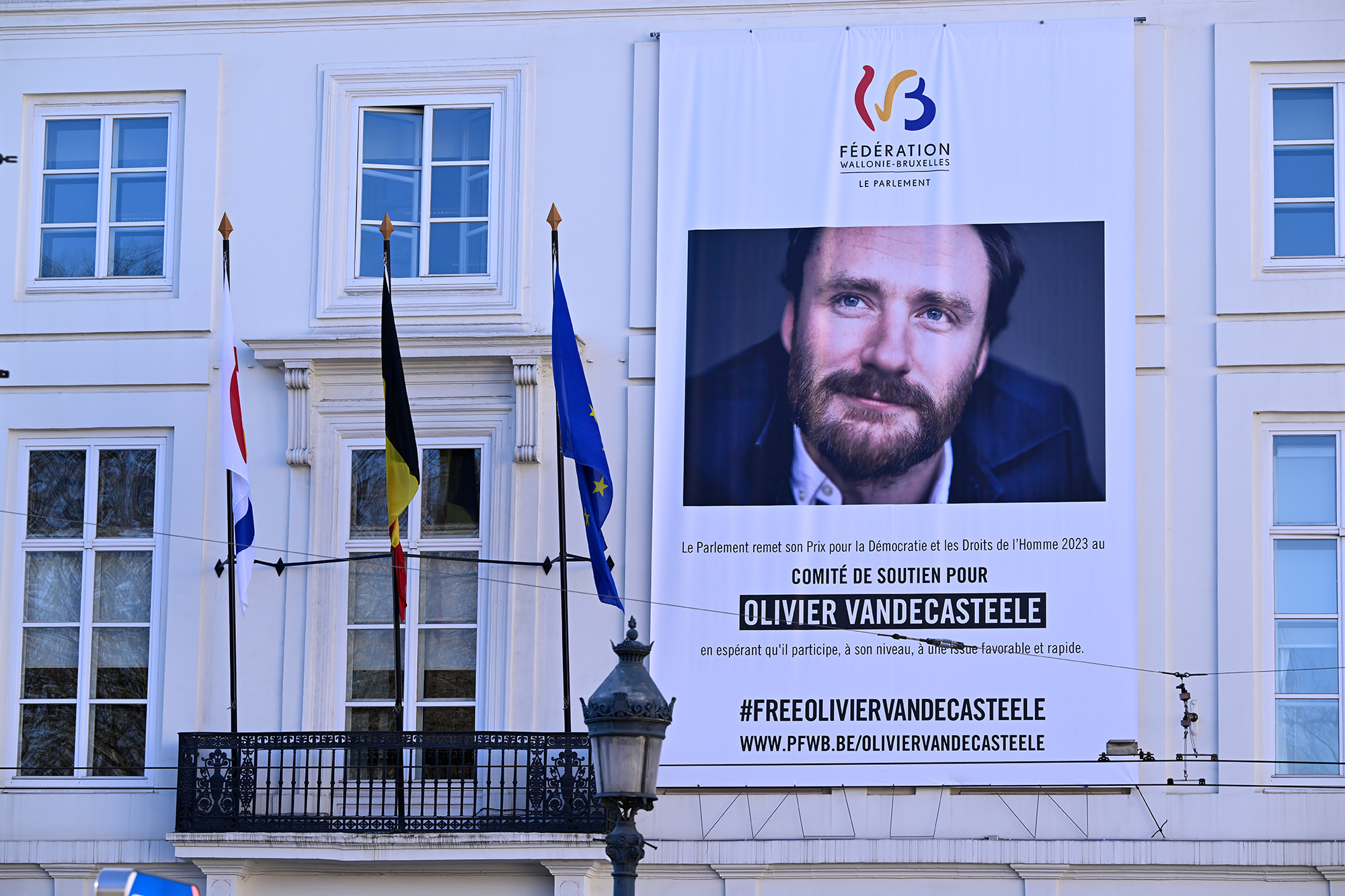 Banner am Parlament in Brüssel bekundet Solidarität mit Olivier Vandecasteele (Bild: Laurie Dieffembacq/Belga)