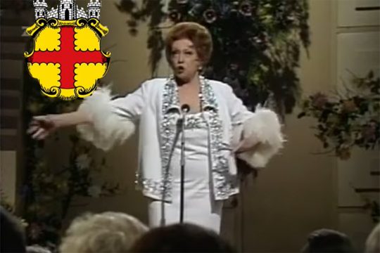 Vrouw Voell und et Wäserscheff vür um mitzusingen (Bild: @vrouwvoell1869/youtube)