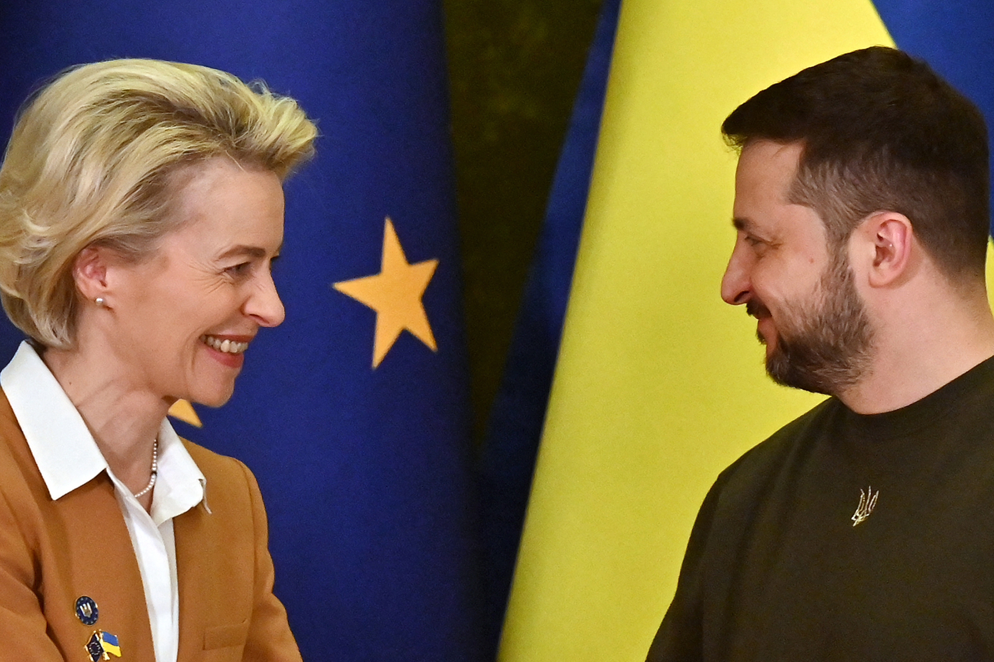 Der ukrainische Präsident Wolodymyr Selenskyj und die Präsidentin der Europäischen Kommission, Ursula von der Leyen (Bild: Sergei Supinsky/AFP)