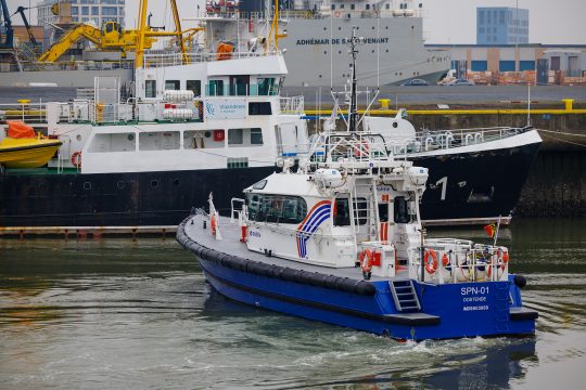 Ein Schiff der Wasserpolizei