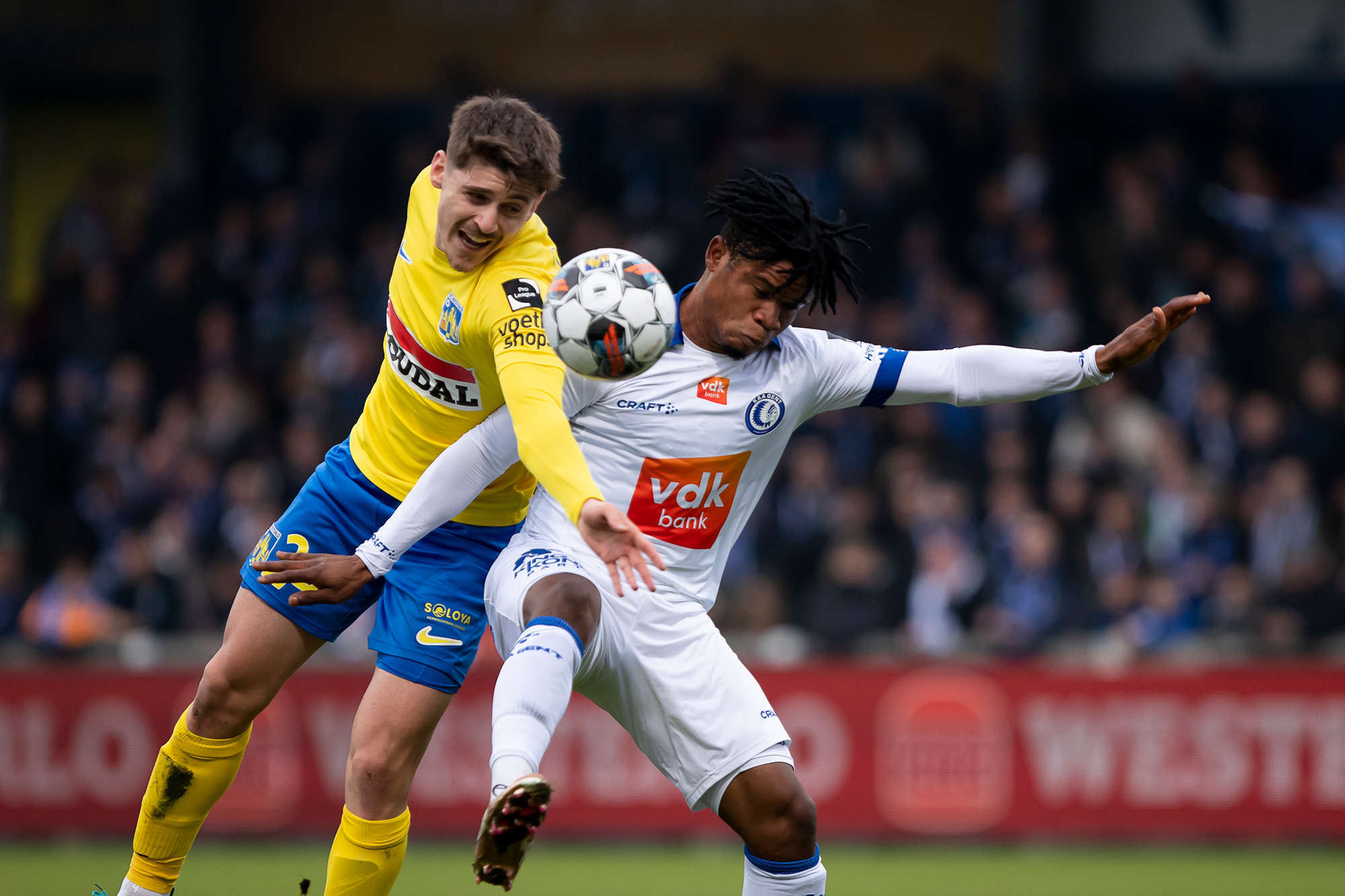 Ravil Tagir (Westerlo) und Gift Emmanuel Orban (Gent) im Zweikampf(Bild: Kristof Van Accom/AFP)