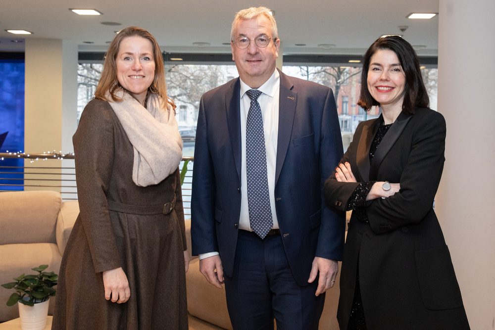 MP Pierre-Yves Jeholet mit den Sportministerinnen Isabelle Weykmans und Valérie Glatigny (Bild: Nathalie Bidoul)