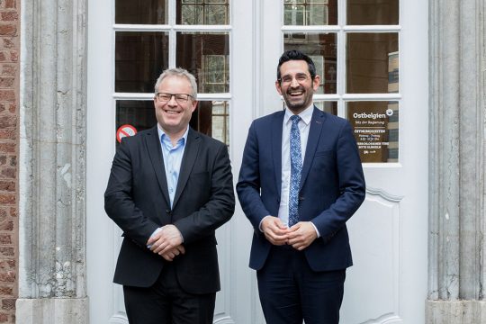 Arbeitssitzung zum Thema N62: DG-Minister für Raumordnung Antonios Antoniadis (rechts) mit Regionalminister Minister Philippe Henry (Bild: Kabinett Antoniadis)