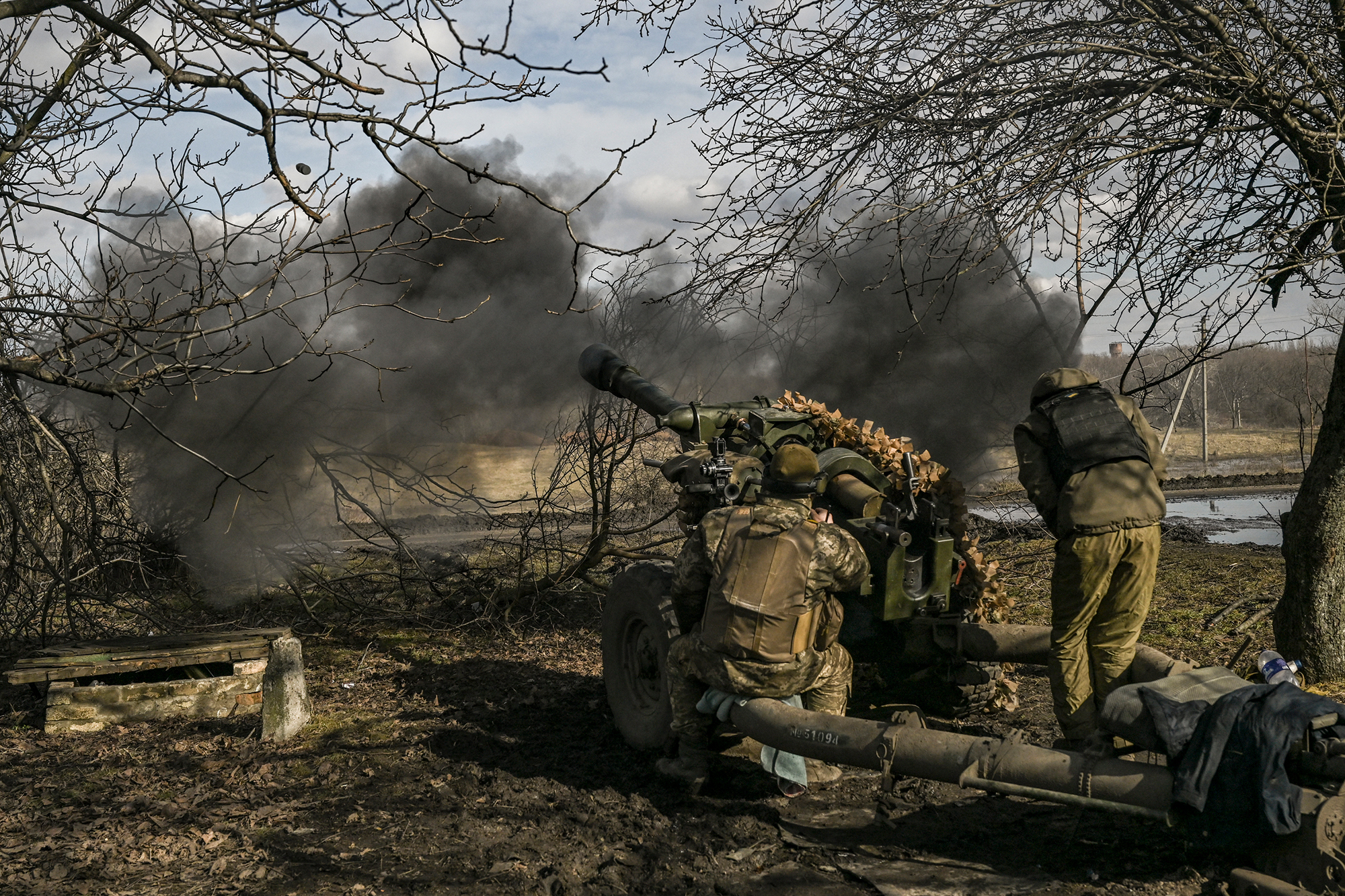 Ukrainische Soldaten feuern in der Nähe der Stadt Bachmut eine 105-mm-Haubitze auf russische Stellungen (Bild: Aris Messinis/AFP)