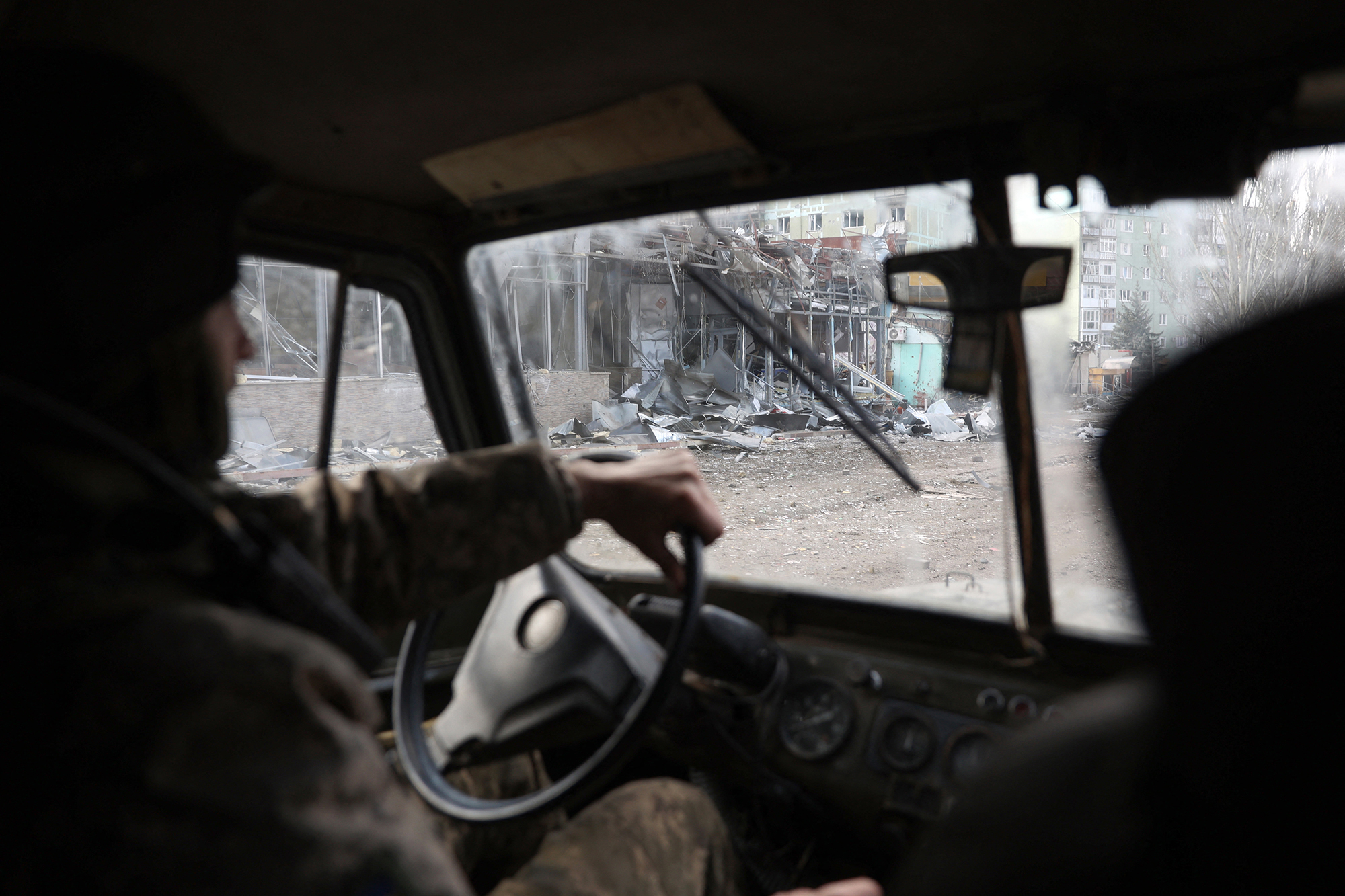 Ukrainischer Soldat unterwegs in der umkämpften Stadt Bachmut (Bild: Anatolii Stepanov/AFP)