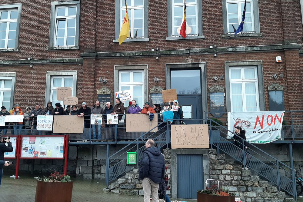 Protest gegen die Lachsfarm vor dem Gemeindehaus von Baelen