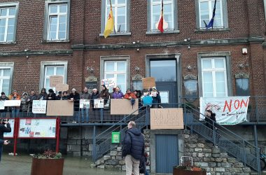 Protest gegen die Lachsfarm vor dem Gemeindehaus von Baelen