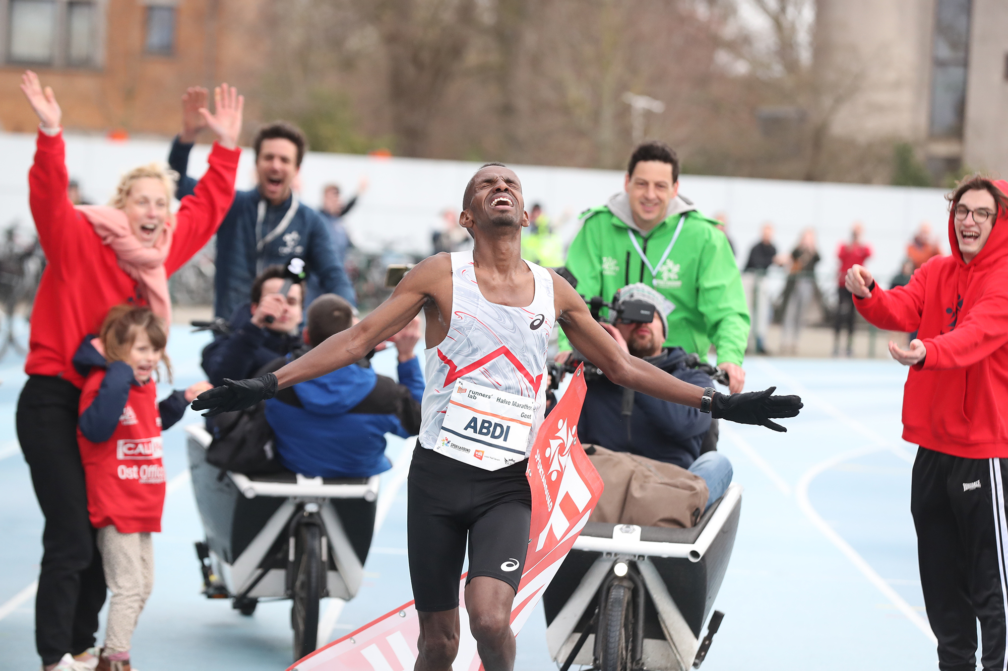 Bashir Abdi bricht den belgischen Rekord im Halbmarathon beim Marathon in Gent (Bild: Nicolas Maeterlinck/Belga)