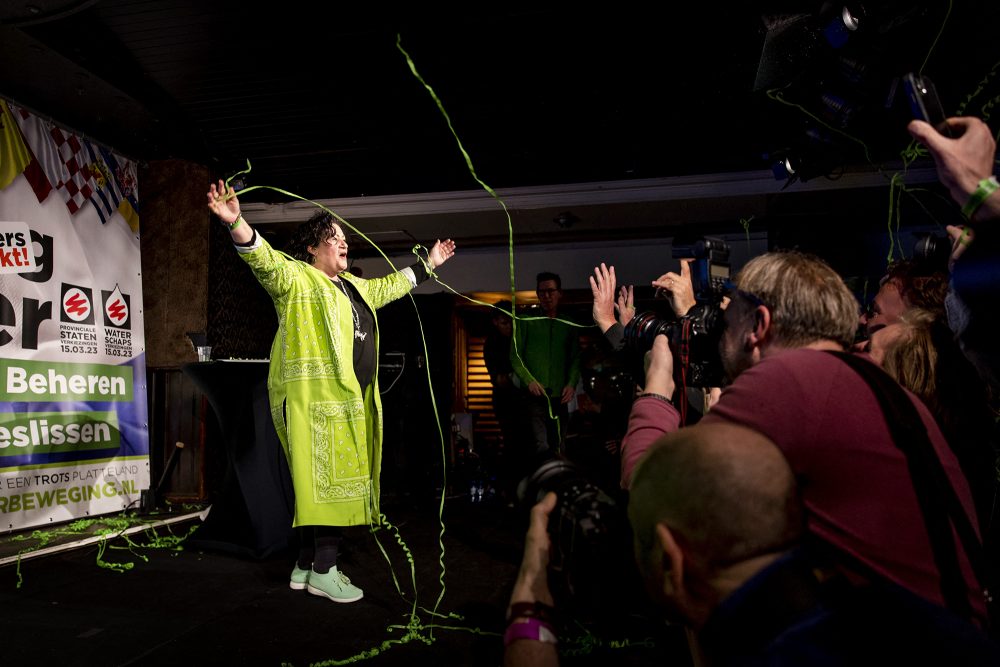 Die BBB-Vorsitzende Caroline van der Plas bei einer Wahlveranstaltung nach der Stimmabgabe bei den niederländischen Provinzialratswahlen in Bathmen (Bild: Sem van der Wal/ANP/AFP)