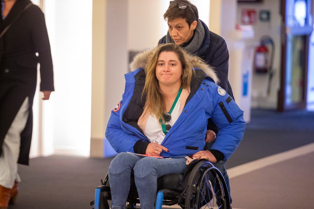 Beatrice de Lavalette am Montag in Brüssel vor ihrer Aussage vor Gericht (Bild: Nicolas Maeterlinck/Belga)