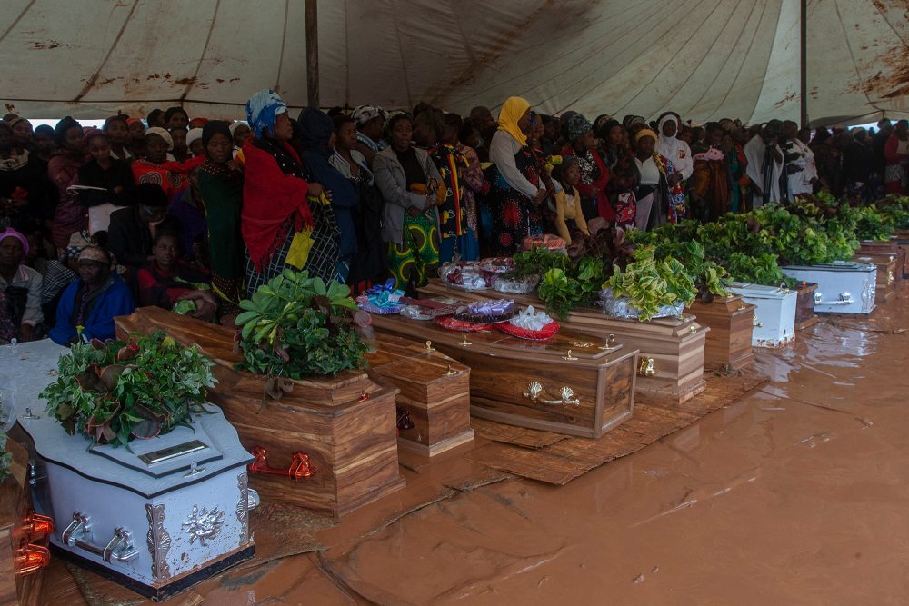 Trauernde hinter den Särgen ihrer Verwandten während eines Massenbegräbnisses für die Opfer der Schlammlawine im Naotcha Primary School Camp der Gemeinde Chilobwe im malawischen Blantyre (Bild: Amos Gumulira/AFP)