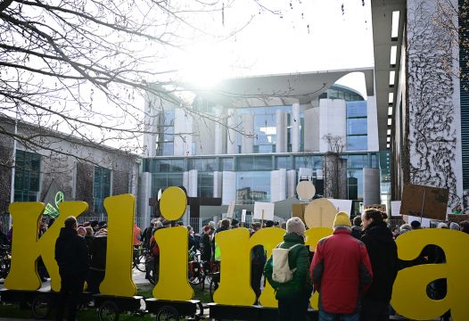 Klimaprotest vor dem Kanzleramt am Sonntag in Berlin (Bild: Tobias Schwarz/AFP)