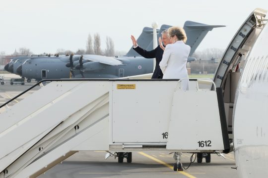 König Philippe und Königin Mathilde vor ihrem Abflug nach Südafrika (Bild: Benoit Doppagne/Belga)