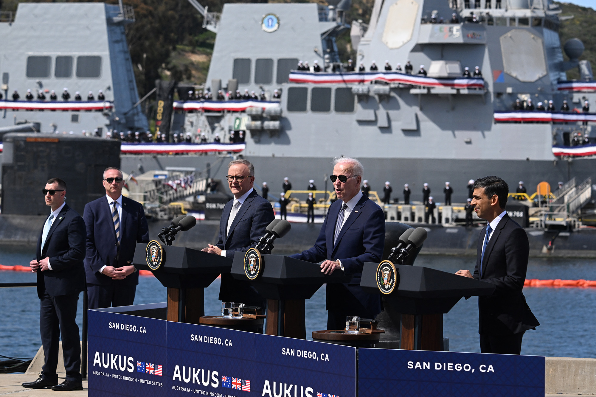 Der australische Premier Anthony Albanese, US-Präsident Biden und der britische Premier Rishi Sunak am Montag in San Diego, Kalifornien (Bild: Jim Watson/AFP)