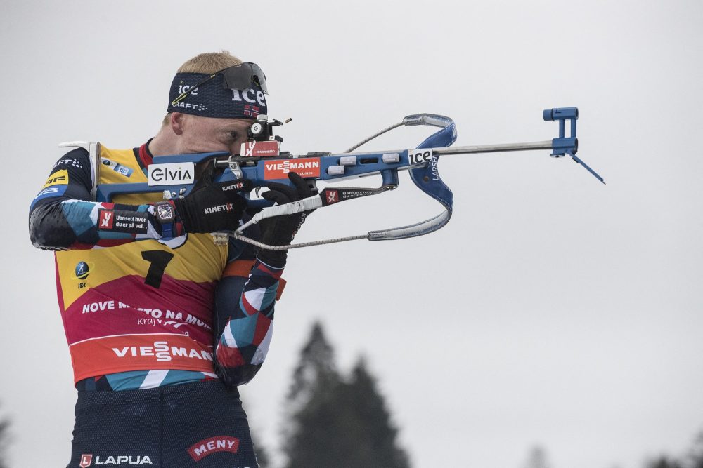 Johannes Thingnes Boe war auch in der Verfolgung in Nove Mesto na Morave das Maß aller Dinge (Bild: Michal Cizek/AFP)