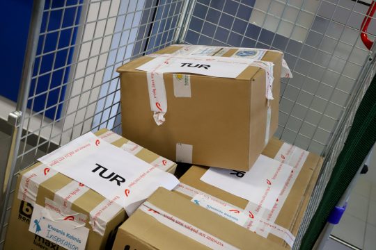 Um die Erdbebenopfer zu unterstützen: Bpost sammelt wieder Spenden (Bild: Julien Claessen/BRF)