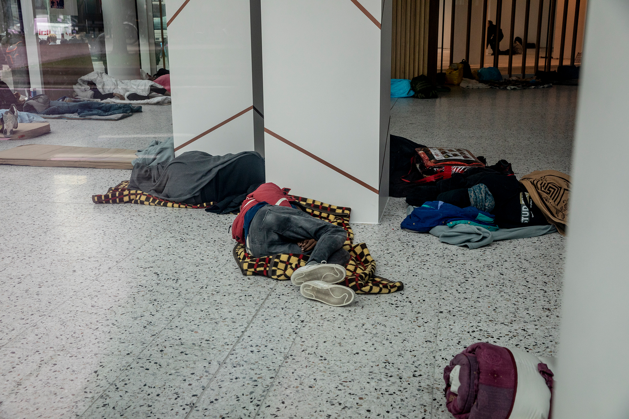 Für die Asylbewerber, die das Gebäude am Brüsseler Nordbahnhof besetzt haben, gibt es eine Lösung (Bild: Hatim Kaghat/Belga)