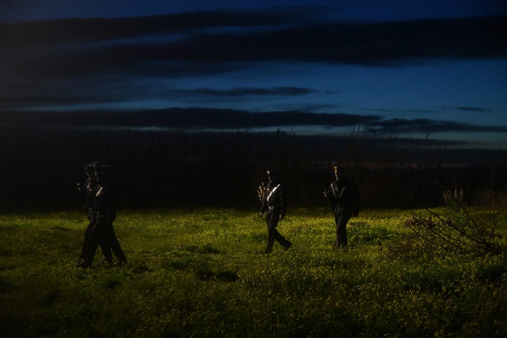 Italienische Polizisten in der Nähe des Unglückortes (Bild: Alessandro Serrano/AFP)