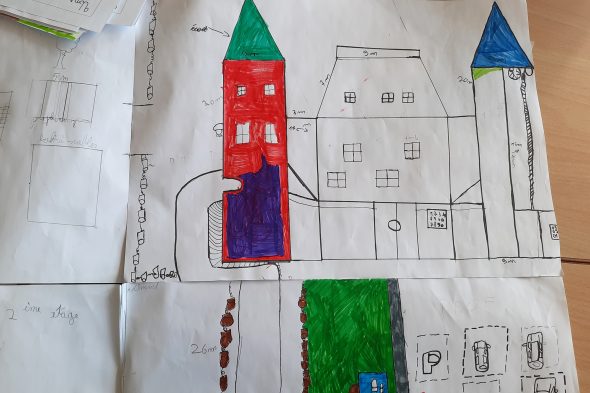 Die Grundschüler am CFA Kelmis haben ihre "Schule von morgen" gezeichnet (Bild: Chantal Delhez/BRF)