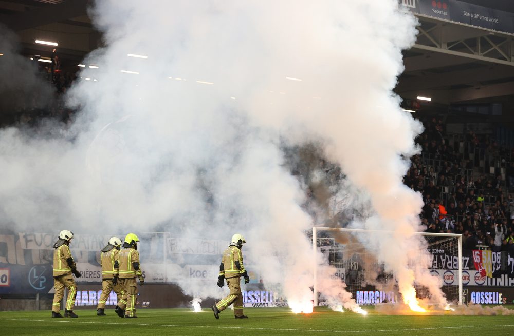 Ausschreitungen beim Spiel zwischen Charleroi und KV Mechelen am 12. November in Charleroi (Bild: Virginie Lefour/Belga)
