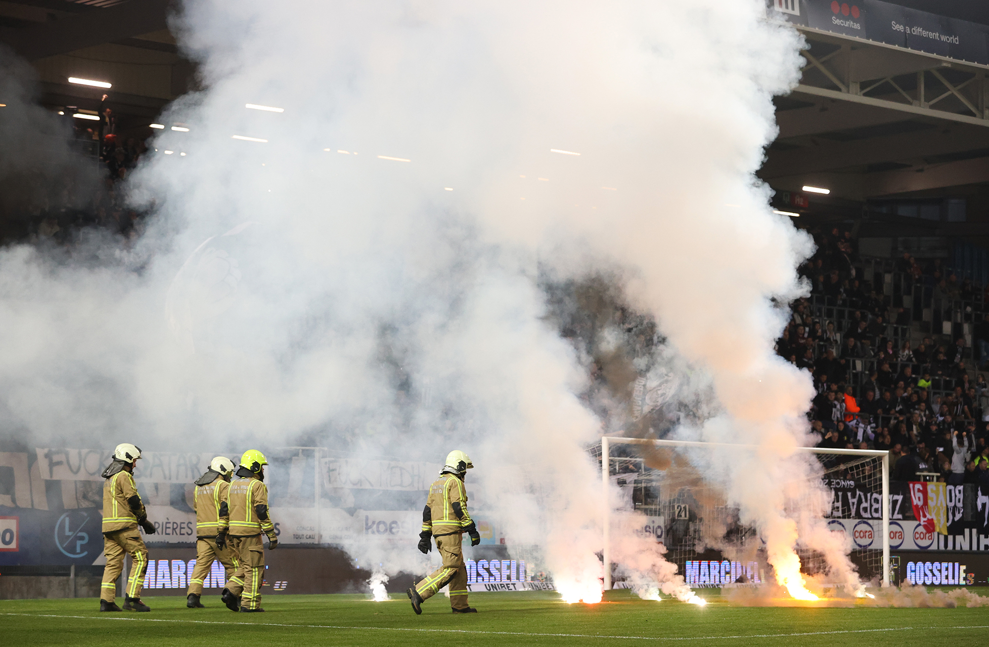 Ausschreitungen beim Spiel zwischen Charleroi und KV Mechelen am 12. November in Charleroi (Bild: Virginie Lefour/Belga)