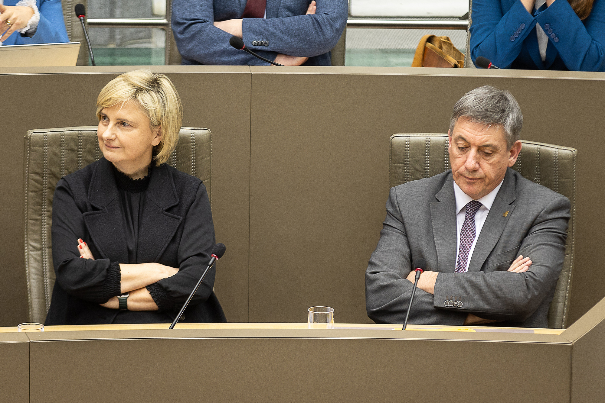 Hilde Crevits und Jan Jambon am Dienstag im flämischen Parlament (Bild: James Arthur Gekiere/Belga)