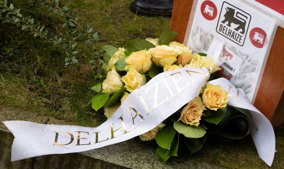 Vor dem Sitz der Delhaize-Gruppe in Zellik legten Mitarbeiter am Dienstag einen Grabkranz nieder (Bild: Benoit Doppagne/Belga)