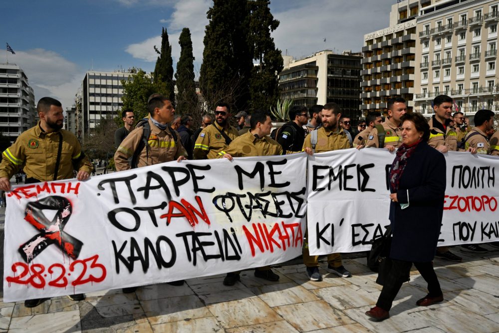 Am Dienstag gingen in Athen bereits die Feuerwehrleute auf die Straße, um Konsequenzen nach dem Zugunglück zu fordern (Bild: Louisa Gouliamaki/AFP)