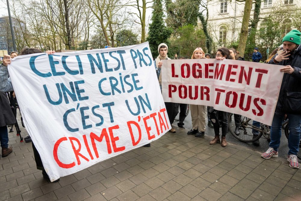 Demonstrierende vor dem Friedensgericht von Saint-Josse (Foto: Jonas Roosens/Belga)