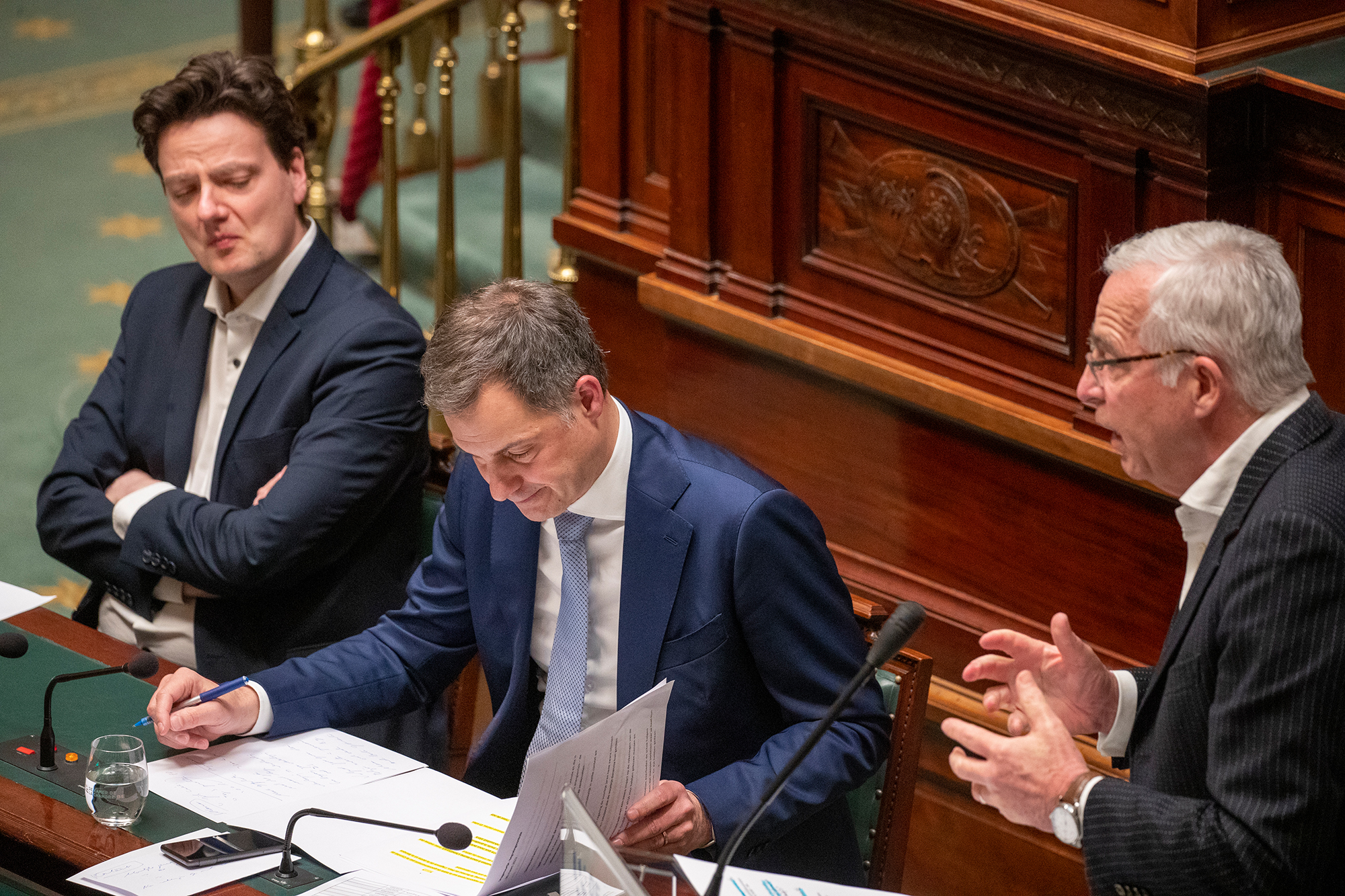Francois De Smet (links) und Premier De Croo (Mitte) in der Kammer, wo das Haulshaltsabkommen vorgestellt wurde (Bild: Nicolas Maeterlinck/Belga)