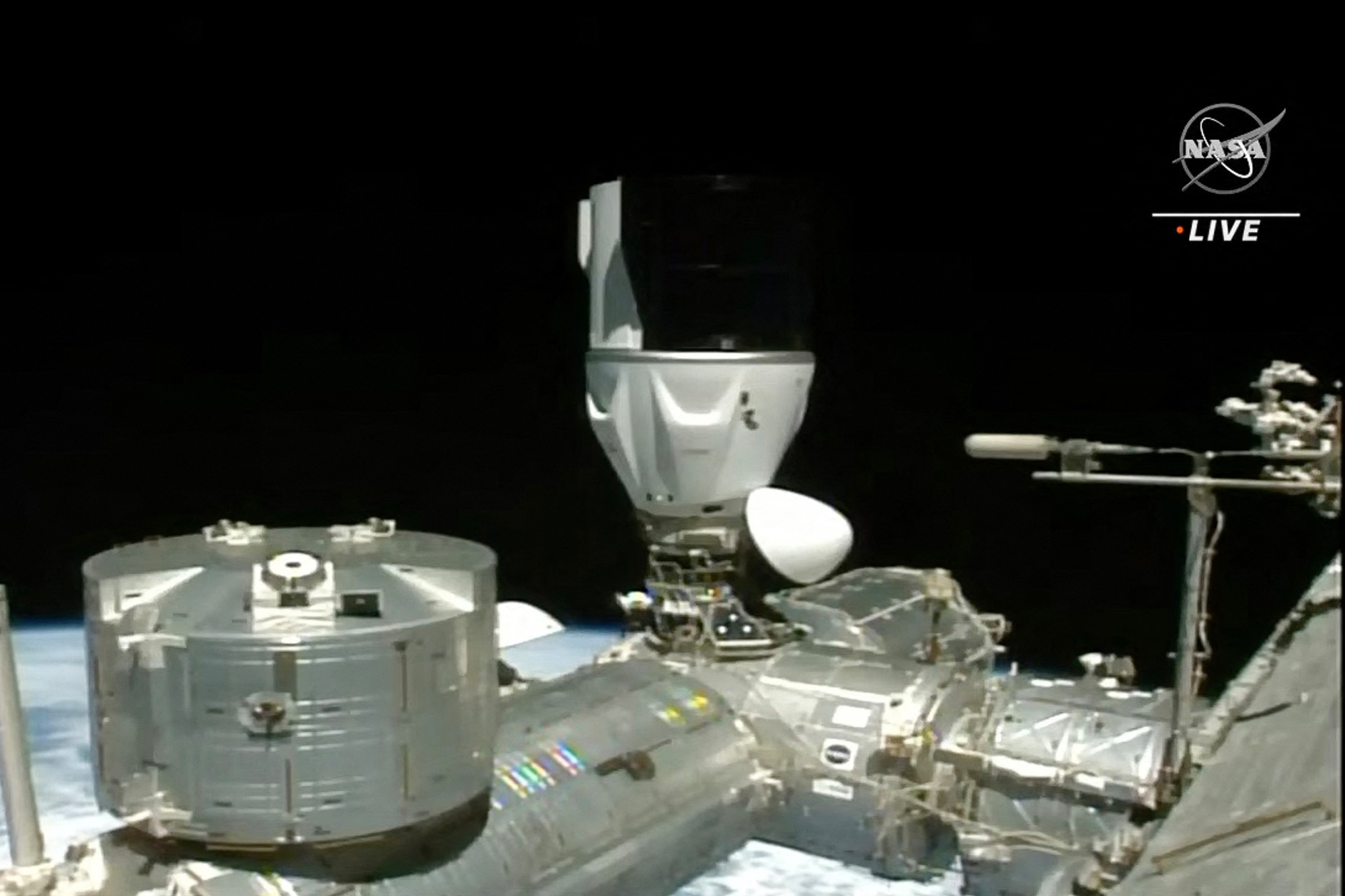 Die Dragon Crew-6-Kapsel dockte an der Internationalen Raumstation an (Bild: Nasa TV/AFP)