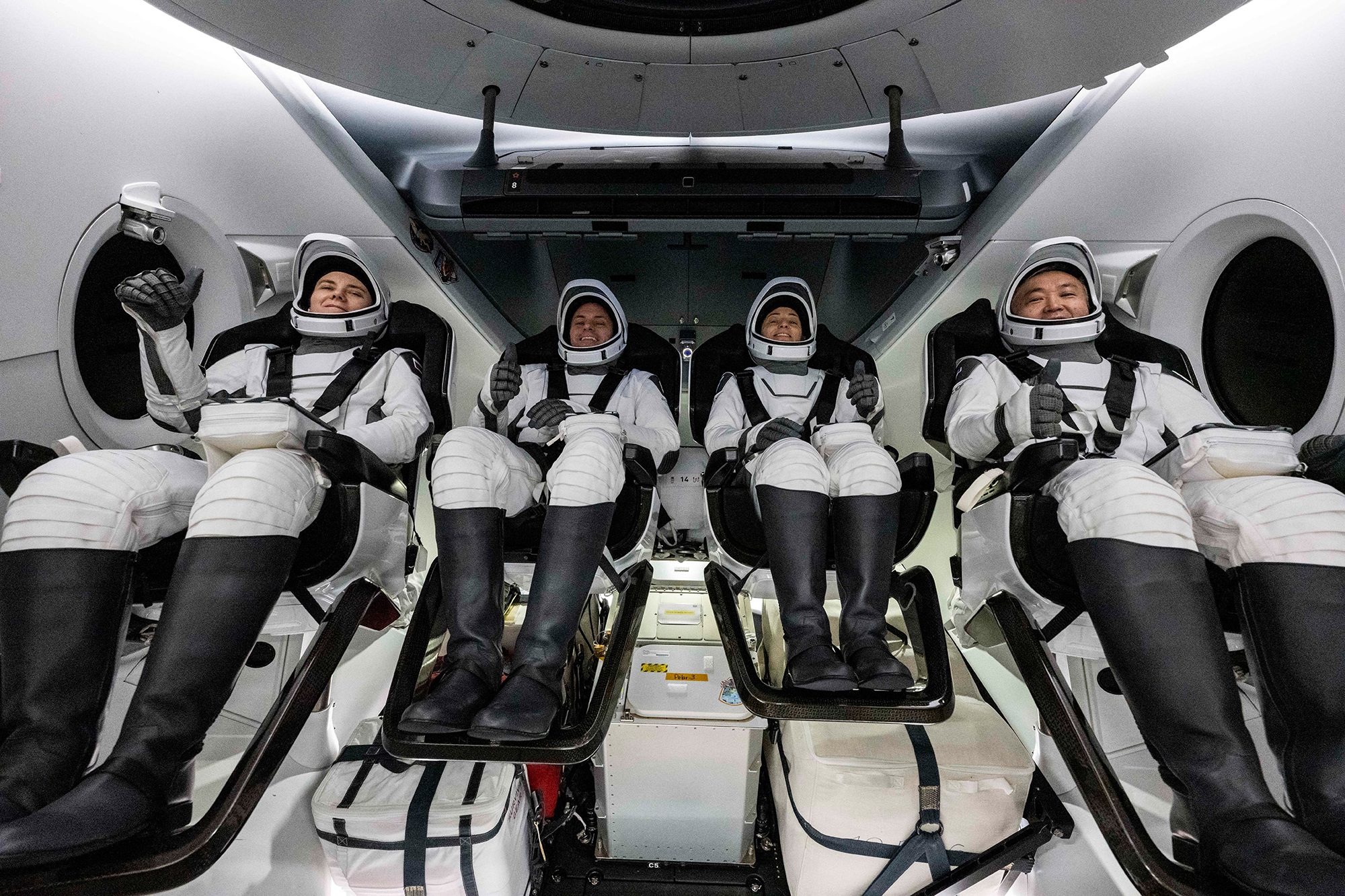 (vlnr.) Anna Kikina, Josh Cassada, Nicole Mann und Koichi Wakata kura nach ihrer Landung im Golf von Mexiko (Bild: Keegan Barber/Nasa/AFP)