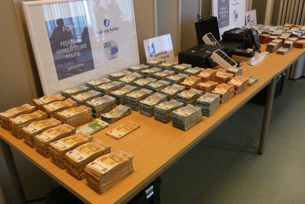 Nach Drogenfund: Beschlagnahmung von Bargeld, Smartphones und anderen Dingen