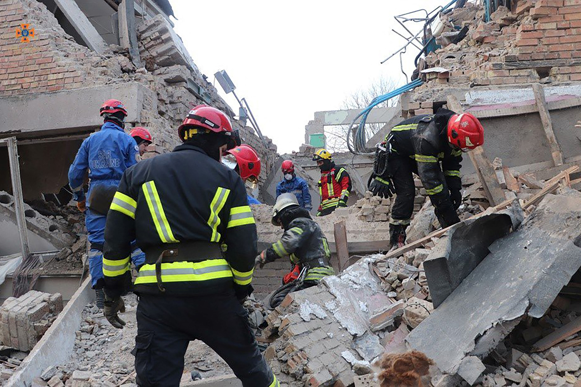 Zerstörtes Gebäude nach einem Drohnenangriff in der Region von Kiew (Bild: Ukraine Emergency Service / AFP)