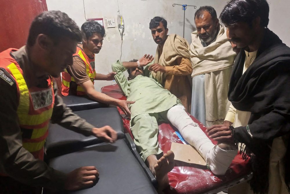 Rettungskräfte versorgen ein Erdbebenopfer in einem Krankenhaus in der pakistanischen Provinz Khyber Pakhtunkhwa (Bild: Pakistan's Emergency Rescue 1122 Service/AFP)