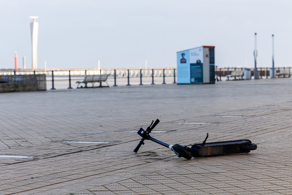 E-Scooter mitten auf der Promenade in Ostende (Bild: Kurt Desplenter/Belga)