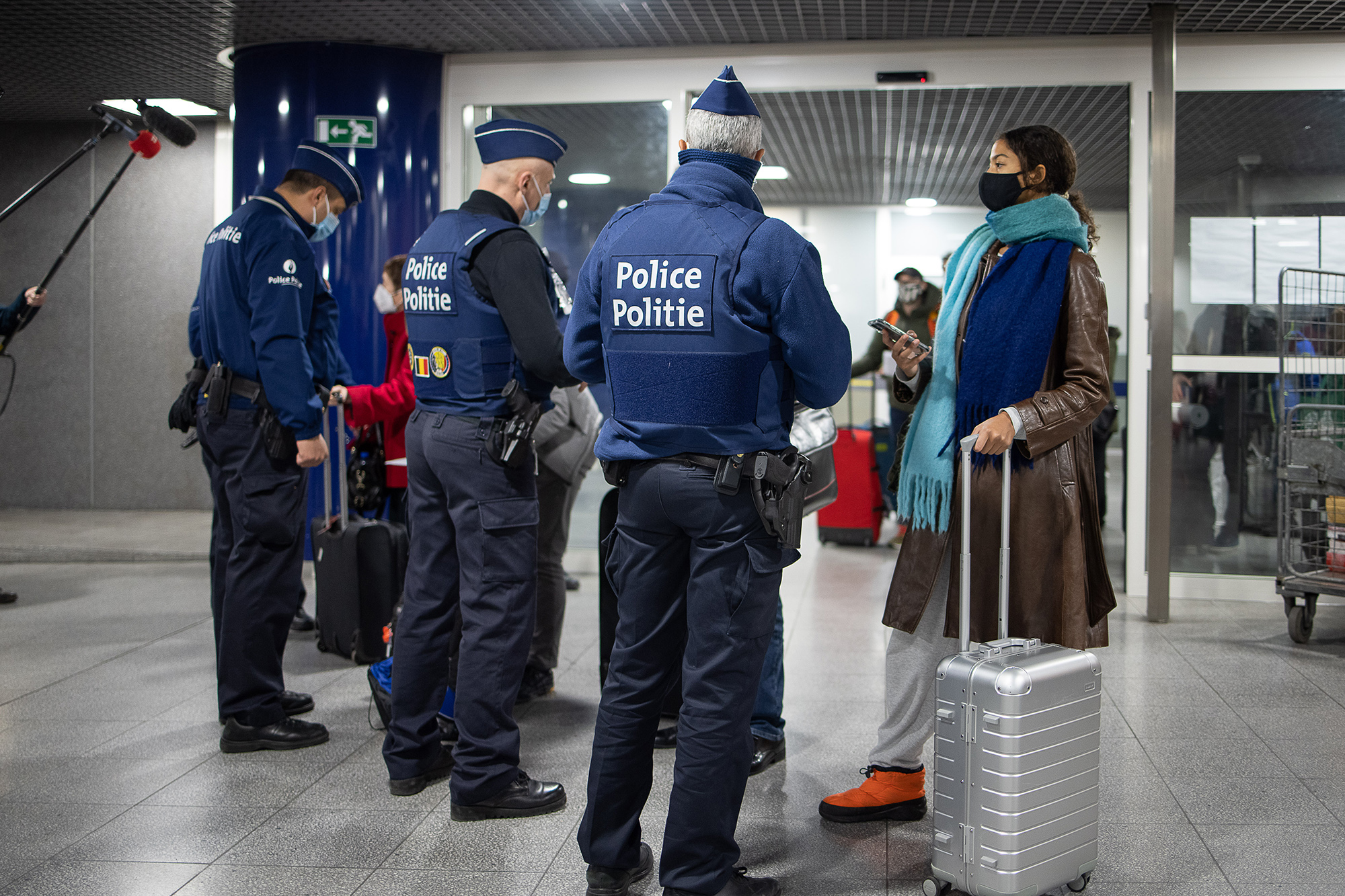 Polizisten kontrollieren Eurostar-Passagiere in Brüssel (Archivbild: James Arthur Gekiere/Belga)