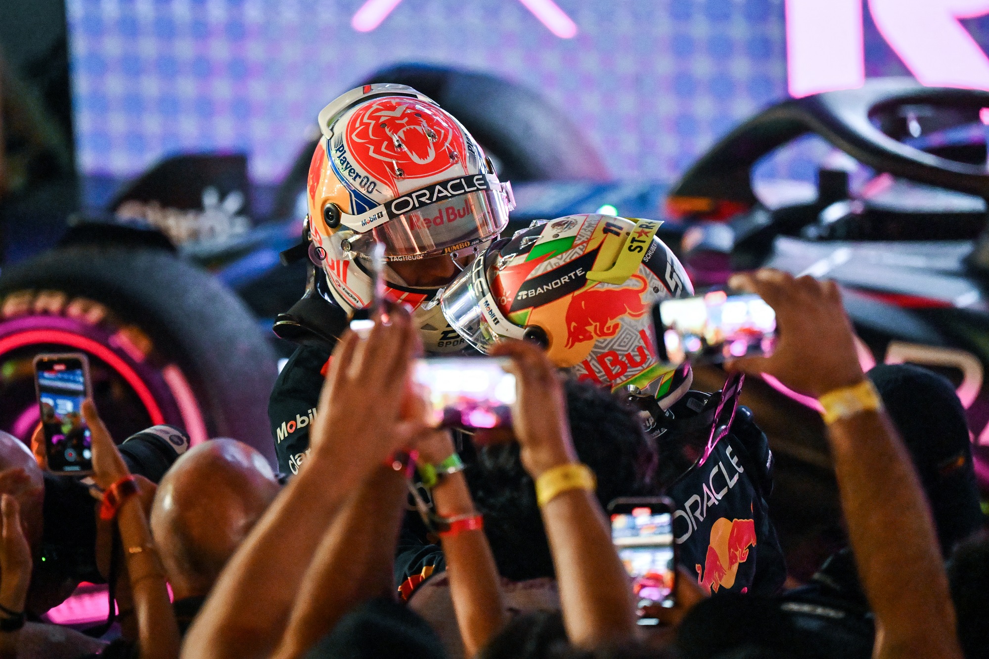 Und schon wieder Doppelsieg: Das Red-Bull-Erfolgsduo Max Verstappen (l.) und Sergio Perez (Archivbild: Andrej Isakovic/AFP)