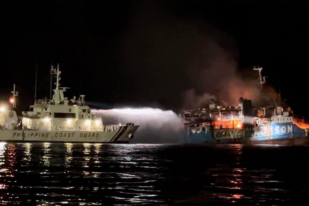 Die philippinische Küstenwache im Löscheinsatz (Bild: Handout/Philippine Coast Guard (PCG)/AFP)