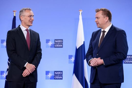 Nato-Generalsekretär Jens Stoltenberg (li.) und der finnische Verteidigungsminister Antti Kaikkonen bei einer Pressekonferenz im Nato-Hauptquartier in Brüssel am 20. März (Bild: Kenzo Tribouillard/AFP)