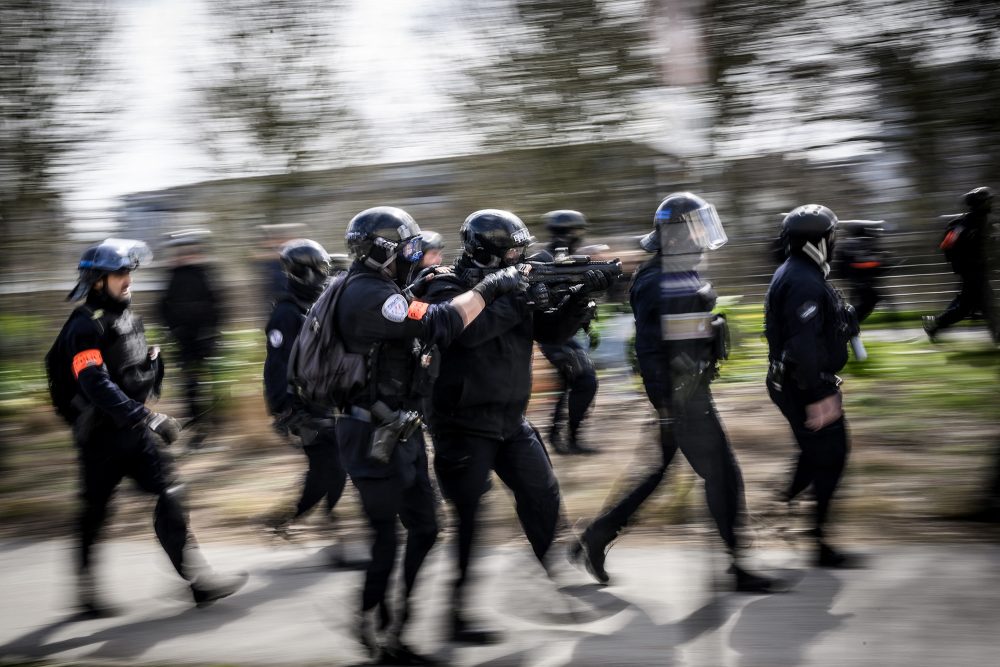 Französische Polizisten gehen mit Tränengas gegen Demonstranten vor (Bild: Loic Venance/AFP)