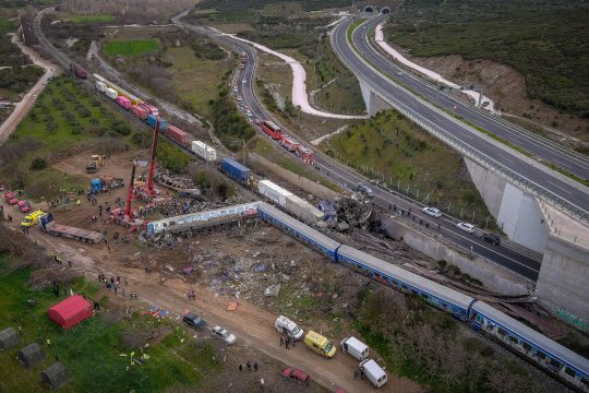 Zugunglück in Griechenland (Bild: Vasilis Ververidis/Eurokinissi/Motionteam/AFP)