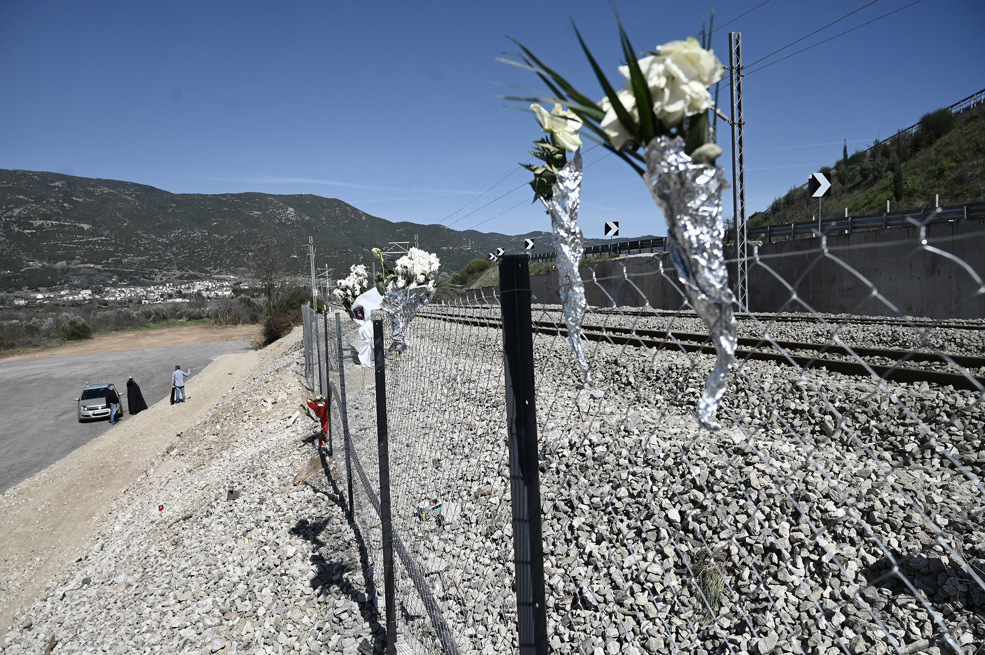 Blumen am Ort des Zugunglücks nahe Larissa (Bild: Sakis Mitrolidis/AFP)