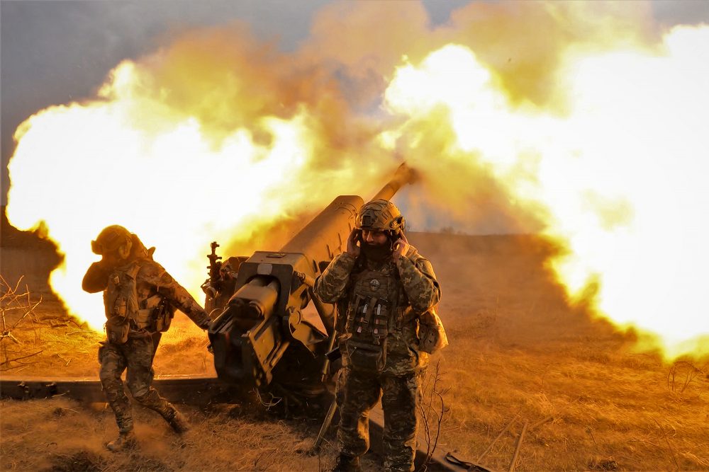 Ukrainische Soldaten feuern mit einer Haubitze D-30 auf russische Stellungen (Bild: Sergey Shestak/AFP)